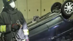 L’auto ribaltata nel tunnel