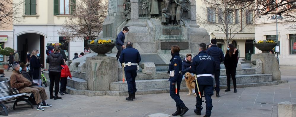 Gli agenti della polizia locale di Seregno in azione nel centro storico