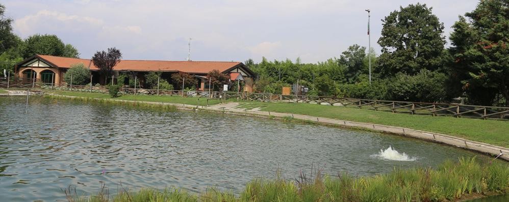 Il laghetto del Bosco Urbano, sullo sfondo il ristorante