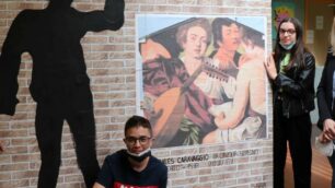 La docente di arte e immagine della media don Milani di Seregno con un alcuni studenti di terza media che hanno realizzato uno dei "walls" ( foto Volonterio)