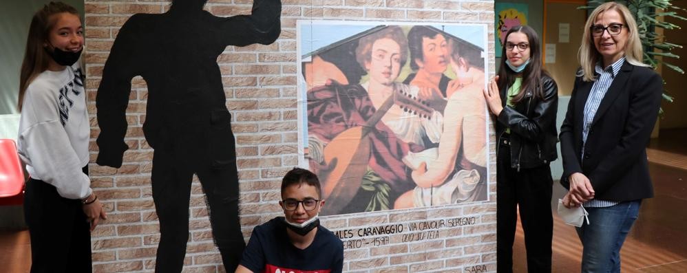 La docente di arte e immagine della media don Milani di Seregno con un alcuni studenti di terza media che hanno realizzato uno dei "walls" ( foto Volonterio)