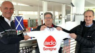 Il presidente Aido Seregno, Antonio Topputo tra Carlo Ottolina e Antonio Molteni, presidente del museo del ciclismo ( foto Volonterio)