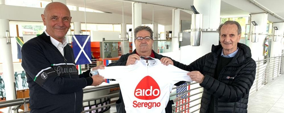 Il presidente Aido Seregno, Antonio Topputo tra Carlo Ottolina e Antonio Molteni, presidente del museo del ciclismo ( foto Volonterio)