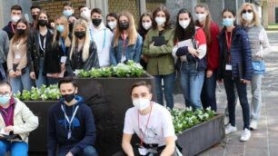 Gli studenti del liceo Ballerini al termine delle interviste per le vie di Seregno (foto Volonterio)