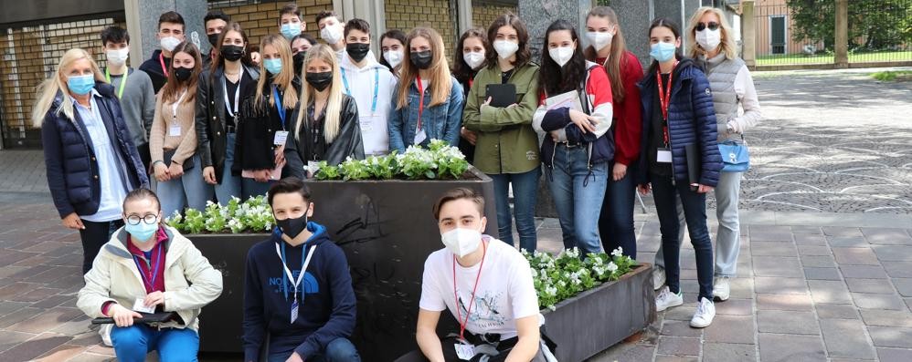 Gli studenti del liceo Ballerini al termine delle interviste per le vie di Seregno (foto Volonterio)