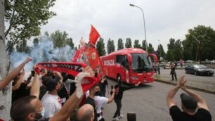 Serie B: l’arrivo del Monza allo stadio, il saluto dei tifosi