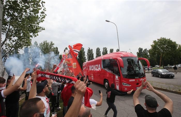 Monza Tifosi davanti allo stadio in attesa di monza Brescia