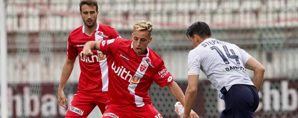 Davide Frattesi pressato da Mariusz Stepinski, contro il Lecce. Alle spalle del 16 biancorosso, Andrea Barberis