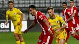 Dany Mota Carvalho, 23 anni, pressato da D’Urso durante la semifinale di ritorno allo U-Power Stadium