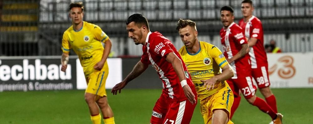 Dany Mota Carvalho, 23 anni, pressato da D’Urso durante la semifinale di ritorno allo U-Power Stadium