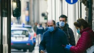 Alcuni viaggiatori in attesa di salire su un bus