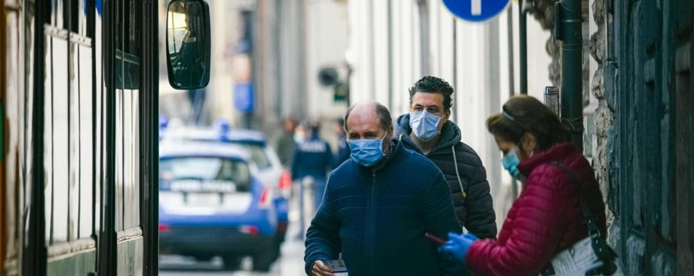 Alcuni viaggiatori in attesa di salire su un bus