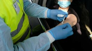 Le vaccinazione in macchina nell area ex fiera a Monza