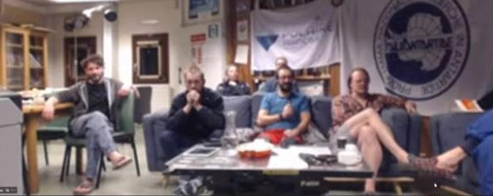 Villasanta spazio allo spazio scuola media la preside Nora Terzoli, i relatori in videoconferenza e la foto di gruppo dell'equipaggio alla base Concordia in Antartide