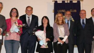 Gli intervenuti alla presentazione del libro" La forza di uno sguardo" realizzato da Lions club Seregno Brianza (Foto Volonterio)