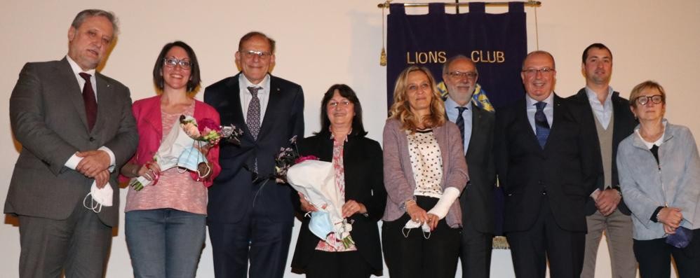 Gli intervenuti alla presentazione del libro" La forza di uno sguardo" realizzato da Lions club Seregno Brianza (Foto Volonterio)