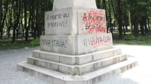 Le nuove scritte sul monumento a Garibaldi ai Boschetti reali di Monza