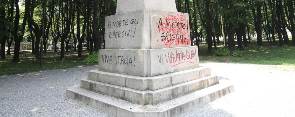 Le nuove scritte sul monumento a Garibaldi ai Boschetti reali di Monza