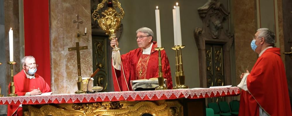 Monsignor Roberto Busti, vescovo emerito di Mantova e già stretto collaboratore del cardinale Carlo Maria Martini, monsignor Bruno Molinari, a lungo coadiutore parrocchiale ad Albiate e don Renato Aldeghi, vicariò parrocchiale Di albiate (Foto Giorgio Faccioli)