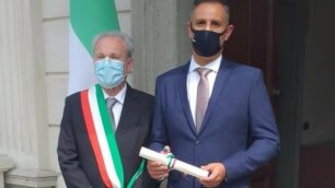 L’appuntato scelto dei carabinieri Fabio Ferraio con il sindaco di Albiate, Giulio Redaelli