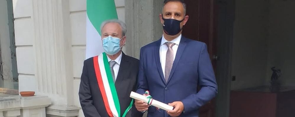 L’appuntato scelto dei carabinieri Fabio Ferraio con il sindaco di Albiate, Giulio Redaelli