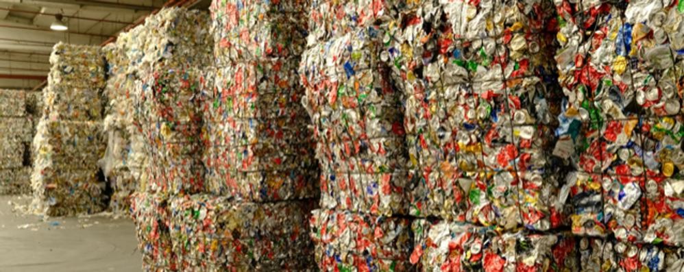 Un capannone pieno di rifiuti prodotti in Brianza