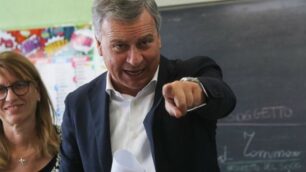 Monza Il sindaco Dario Allevi in visita alla scuola Volta nel 2019