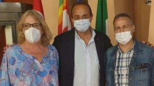 Antonio Castagnoli tra Francesca Re David, segretaria nazionale Fiom Cgil, e Alessandro Pagano, segretario generale Cgil Lombardia