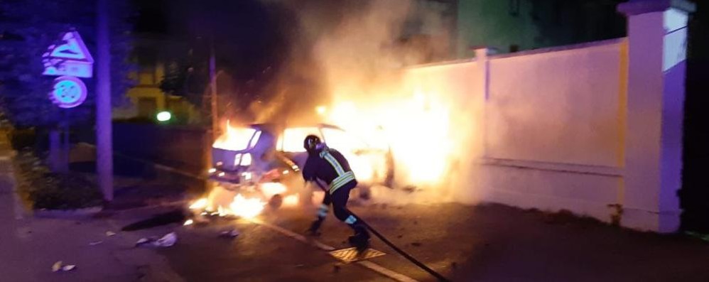 Incendio auto (foto vigili del fuoco)