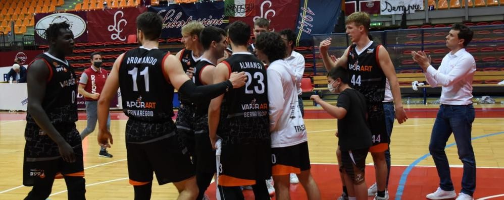 Il saluto dei Reds al termine della gara con Livorno (foto: Sergio Crippa/Pallacanestro Bernareggio 99)