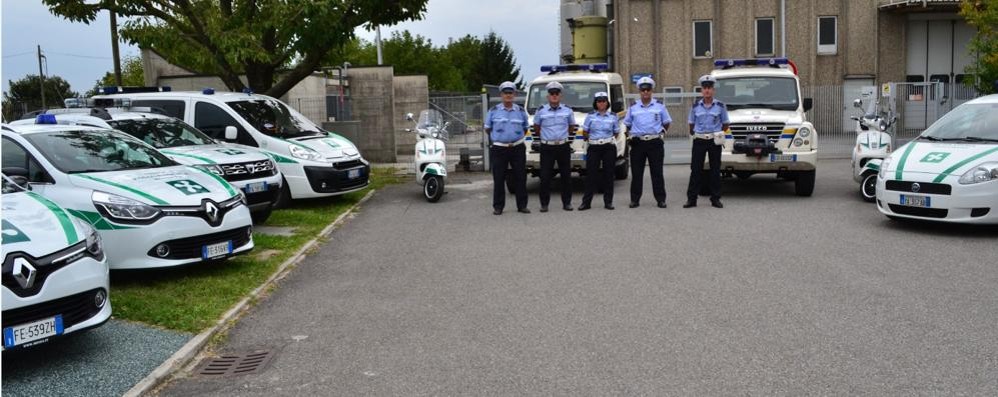 Gli agenti del comando di polizia locale Brianza est.