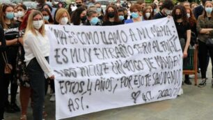 Lo striscione degli studenti di 4 C L del liceo Parini di Seregno ( foto Volonterio)