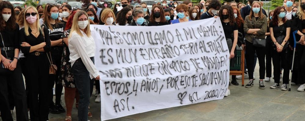 Lo striscione degli studenti di 4 C L del liceo Parini di Seregno ( foto Volonterio)