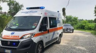 L’ambulanza mentre esce da cascina Misurato con a bordo lo sfortunato fantino