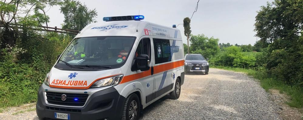 L’ambulanza mentre esce da cascina Misurato con a bordo lo sfortunato fantino