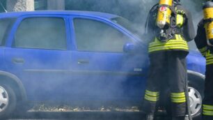 Incendio vettura a Carate Brianza con intervento dei vigili del fuoco di Seregno