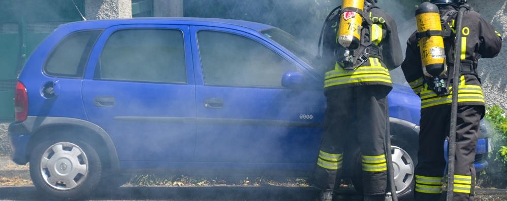 Incendio vettura a Carate Brianza con intervento dei vigili del fuoco di Seregno