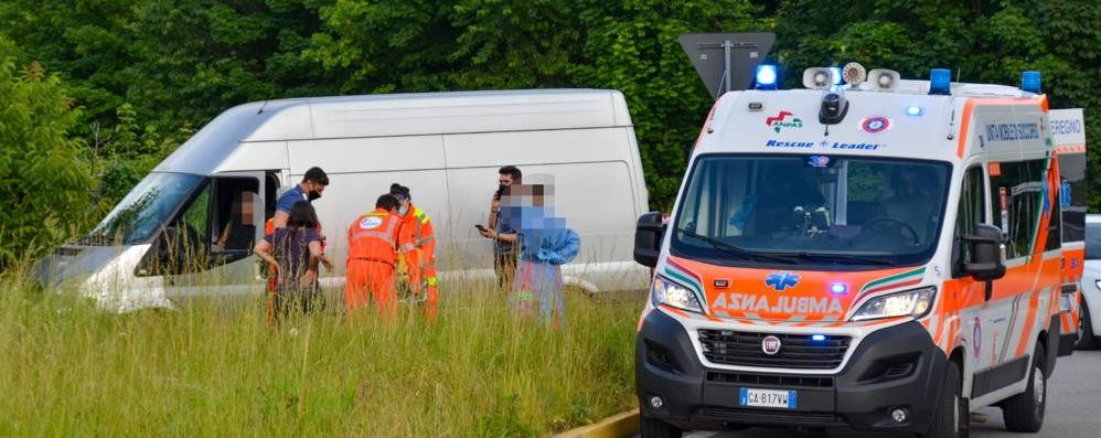 Giussano incidente rotonda Carrefour lunedì 7 giugno 2021