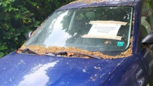 Un'auto con l'avviso