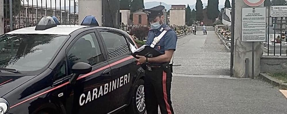 I carabinieri di Giussano davanti al cimitero