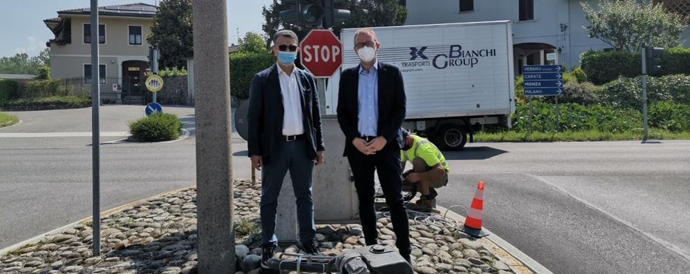 Il comandante della polizia locale Martino De Vita e il sindaco Marco Citterio, alle loro spalle tecnici al lavoro sulla videosorveglianza.