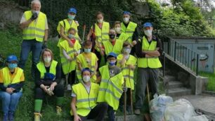 Foto di gruppo per i volontari al termine delle pulizie