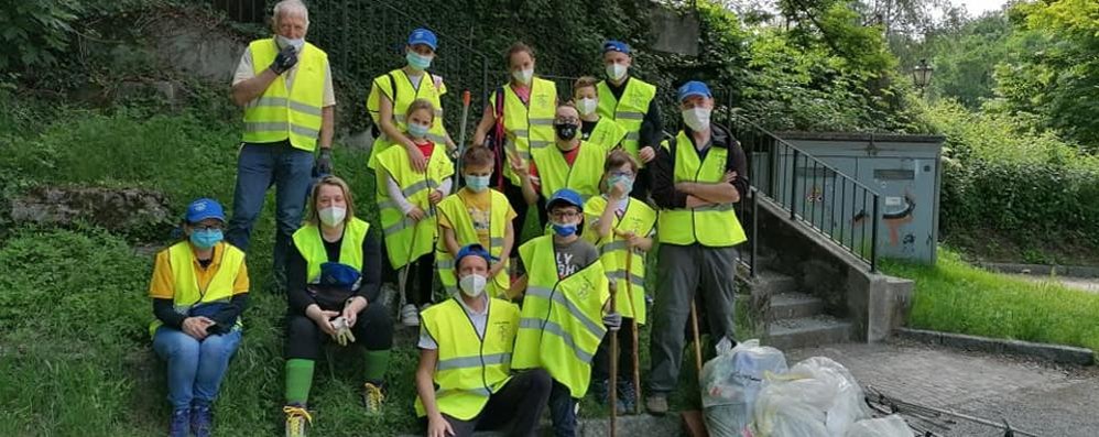 Foto di gruppo per i volontari al termine delle pulizie