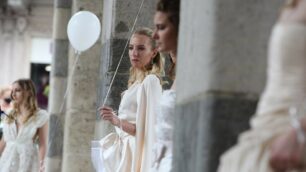 Il flash mob in abiti da sposa in centro a Monza