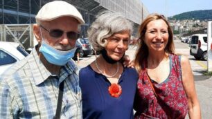 Emma Mapelli con Lorena Fornasir e Gian Andrea Franchi i due promotori del sostegno ai migranti della rotta dei balcani