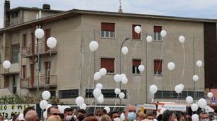 Il lancio dei palloncini degli amici di Marco Rigato al termine della cerimonia (foto Volonterio)