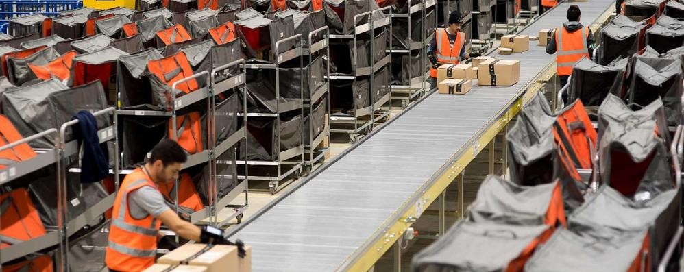 Lavoratori Amazon all’opera