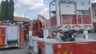 Incendio Lazzate (foto vigili del fuoco)