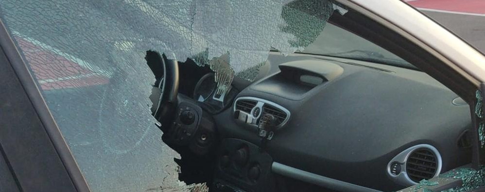 Un finestrino divelto di una vettura parcheggiata nei pressi della stazione di Lissone