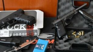 Le armi ritrovate dalla Polizia, una è da soft air, le altre due pistole vere